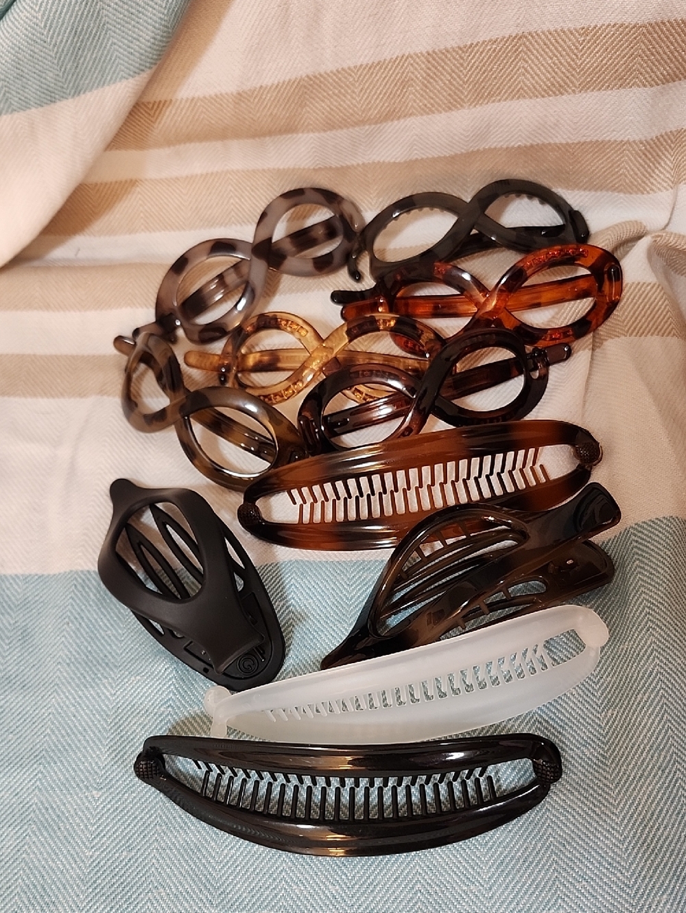 Assorted French, Banana & Hair Clip Set in Tortoiseshell, Black, and White